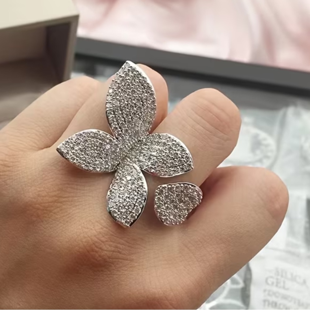 Stylish Four leaf ring 14 k gold plated
On copper, cubic zirconia synthetic